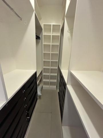 Apartamento Amplo De 3 Quartos Na Barra Da Tijuca, Pertinho Da Praia, Super Bem Decorado E Equipado, Limpissimo, Cheiroso, Novinho, Com Suite, Lavabo, Varandao, Piscina, Portaria 24 Horas, Perto De Bares E Restaurantes *