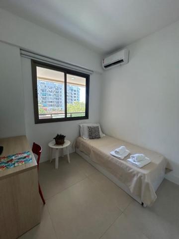 Amplo De 3 Quartos Na Barra Da Tijuca, Pertinho Da Praia, Super Bem Decorado E Equipado, Limpissimo, Cheiroso, Novinho, Com Suite, Lavabo, Varandao, Piscina, Portaria 24 Horas, Perto De Bares E Restaurantes Apartamento Rio de Janeiro