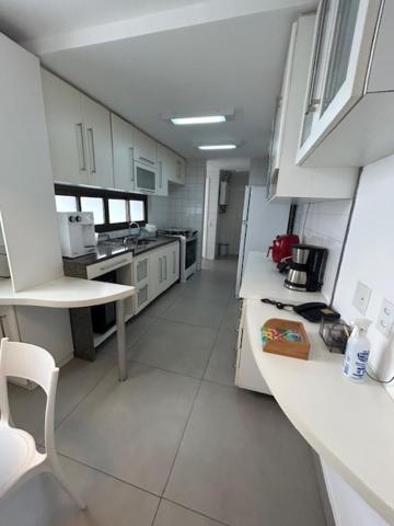 Amplo De 3 Quartos Na Barra Da Tijuca, Pertinho Da Praia, Super Bem Decorado E Equipado, Limpissimo, Cheiroso, Novinho, Com Suite, Lavabo, Varandao, Piscina, Portaria 24 Horas, Perto De Bares E Restaurantes *