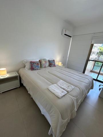 Amplo De 3 Quartos Na Barra Da Tijuca, Pertinho Da Praia, Super Bem Decorado E Equipado, Limpissimo, Cheiroso, Novinho, Com Suite, Lavabo, Varandao, Piscina, Portaria 24 Horas, Perto De Bares E Restaurantes Apartamento Rio de Janeiro