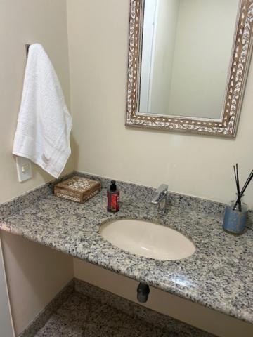 Amplo De 3 Quartos Na Barra Da Tijuca, Pertinho Da Praia, Super Bem Decorado E Equipado, Limpissimo, Cheiroso, Novinho, Com Suite, Lavabo, Varandao, Piscina, Portaria 24 Horas, Perto De Bares E Restaurantes *