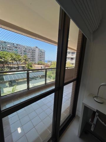 Apartamento Amplo De 3 Quartos Na Barra Da Tijuca, Pertinho Da Praia, Super Bem Decorado E Equipado, Limpissimo, Cheiroso, Novinho, Com Suite, Lavabo, Varandao, Piscina, Portaria 24 Horas, Perto De Bares E Restaurantes *