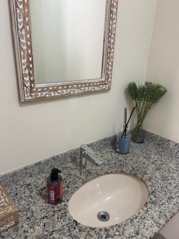Amplo De 3 Quartos Na Barra Da Tijuca, Pertinho Da Praia, Super Bem Decorado E Equipado, Limpissimo, Cheiroso, Novinho, Com Suite, Lavabo, Varandao, Piscina, Portaria 24 Horas, Perto De Bares E Restaurantes Apartamento Rio de Janeiro